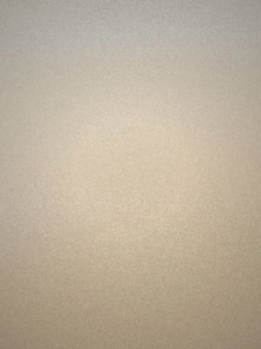 Volume vertical, béton chaud et lumière rasante — placeholder